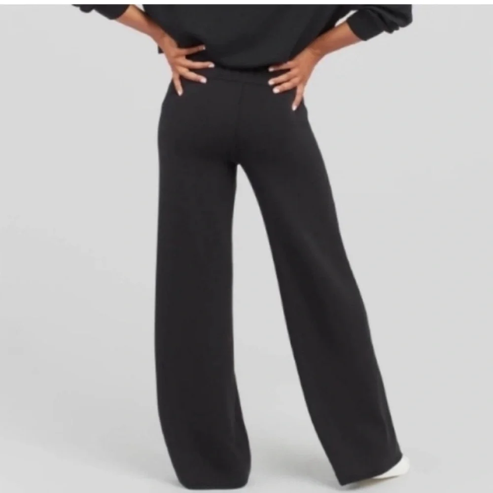 Spanx AIR ESSENTIALS Wide Leg Pant BLACK
Size XS PETITE - Picture 3 of 9